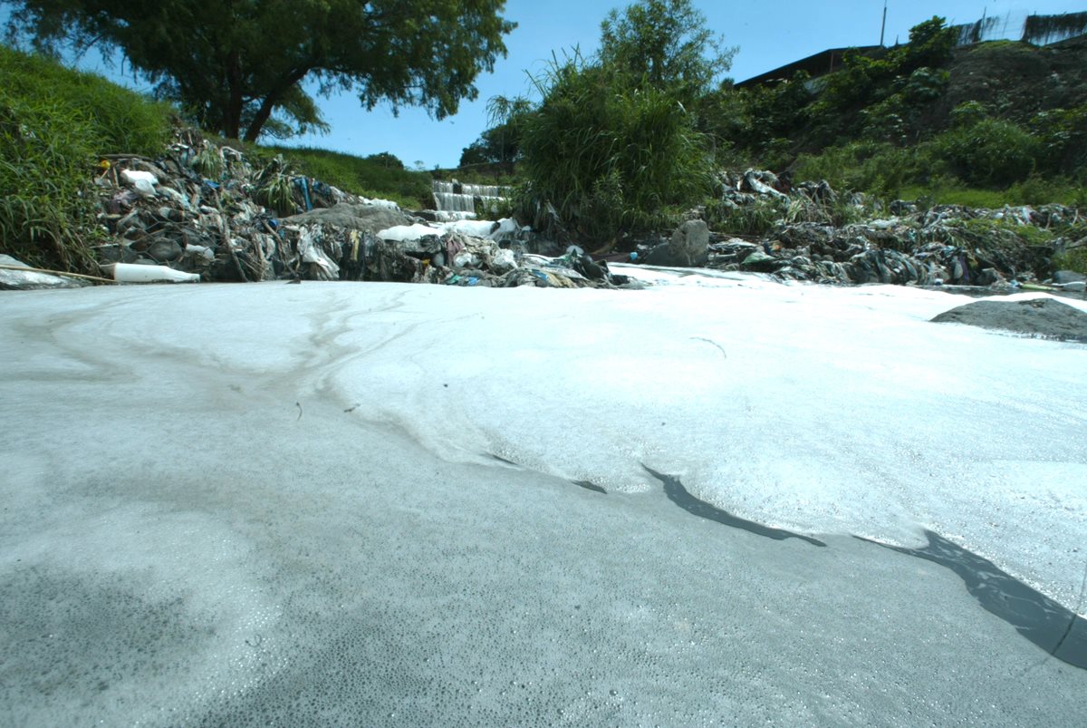 Desechos industriales provocan un alto nivel de contaminación en el río Villa Lobos de Guatemala, el cual traslada los desperdicios de al menos cinco municiios, estos a su vez son desembocados en el lago de Amatitlán, que está a punto de morir. (Foto Prensa Libre: Hemeroteca PL).