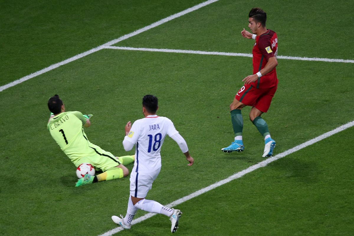 Andre Silva falla en el mano a mano contra el portero Claudio Bravo en los primeros minutos del juego.