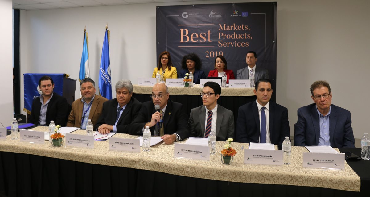 Al centro el director de Agexport, Amador Carballido, acompañado de presidentes de las ferias internacionales que se realizan en Guatemala, quienes exportan productos y servicios a diferentes mercados, así como gerentes de los sectores de exportación. (Foto Prensa Libre: Cortesía)