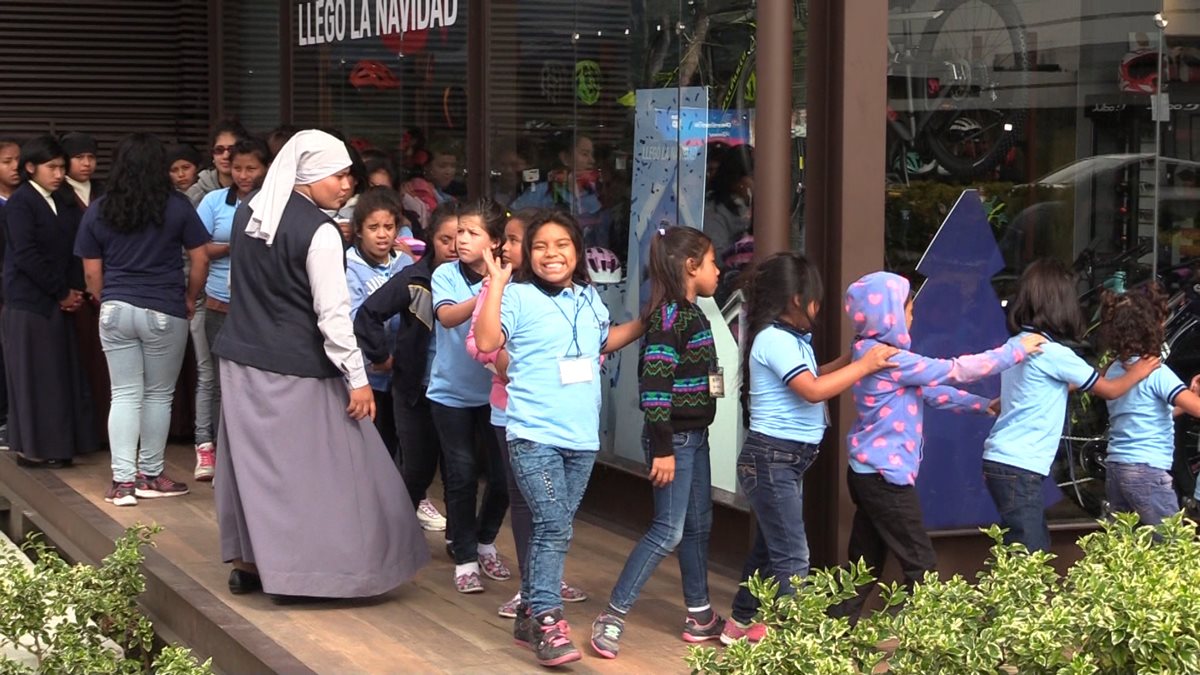 Las niñas de la Casa Hogar Nuestra Señora de los Remedios de Jalapa, disfrutaron de un momento lleno de alegría en un parque de diversiones.(Foto Prensa Libre: Álvaro González)