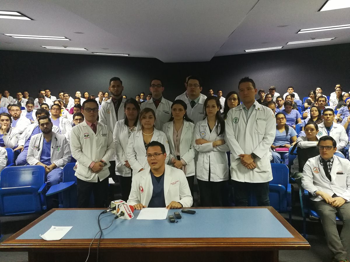 En conferencia de prensa, los médicos residentes del Hospital Roosevelt anunciaron su apoyo al cuerpo activo del nosocomio. (Foto Prensa Libre: Ana Lucía Ola)