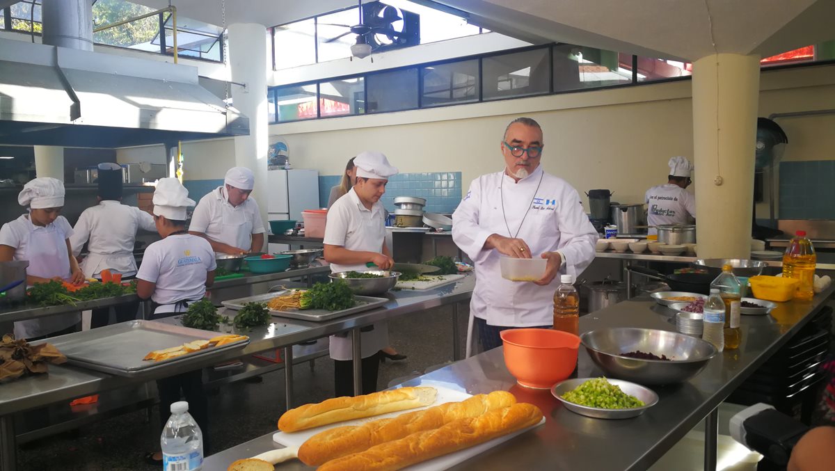 Shaul Ben Aderet ayudó a preparar diferentes platillos tradicionales (Foto Prensa Libre: Ingrid Reyes).