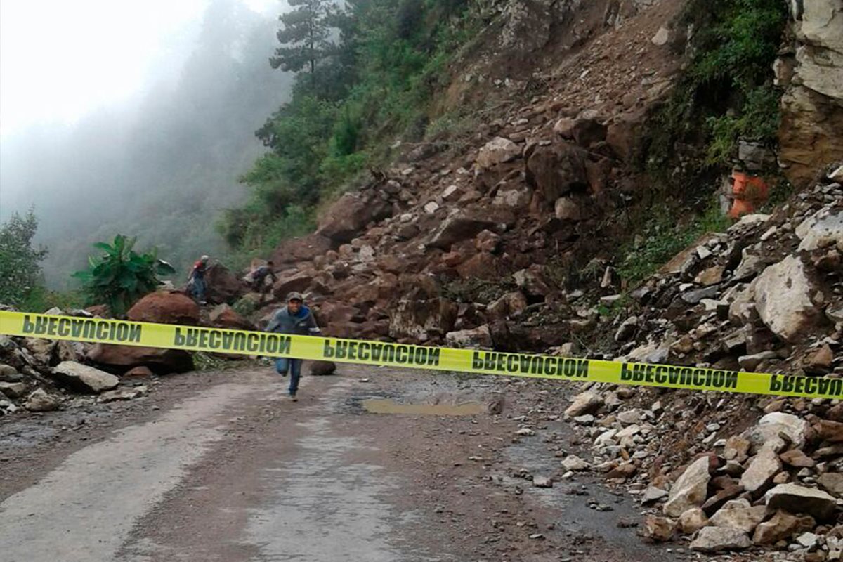 Derrumbe en la carretera que de Sinibal conduce a la cabecera de San Marcos.(Foto Prensa Libre: Whitmer Barrera)