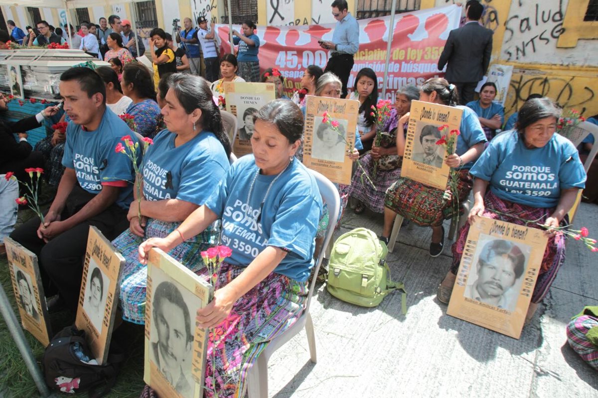 Familiares de víctimas desaparecidas durante el conflicto armado interno protestan frente al Congreso. (Foto Prensa Libre: Érick Ávila)