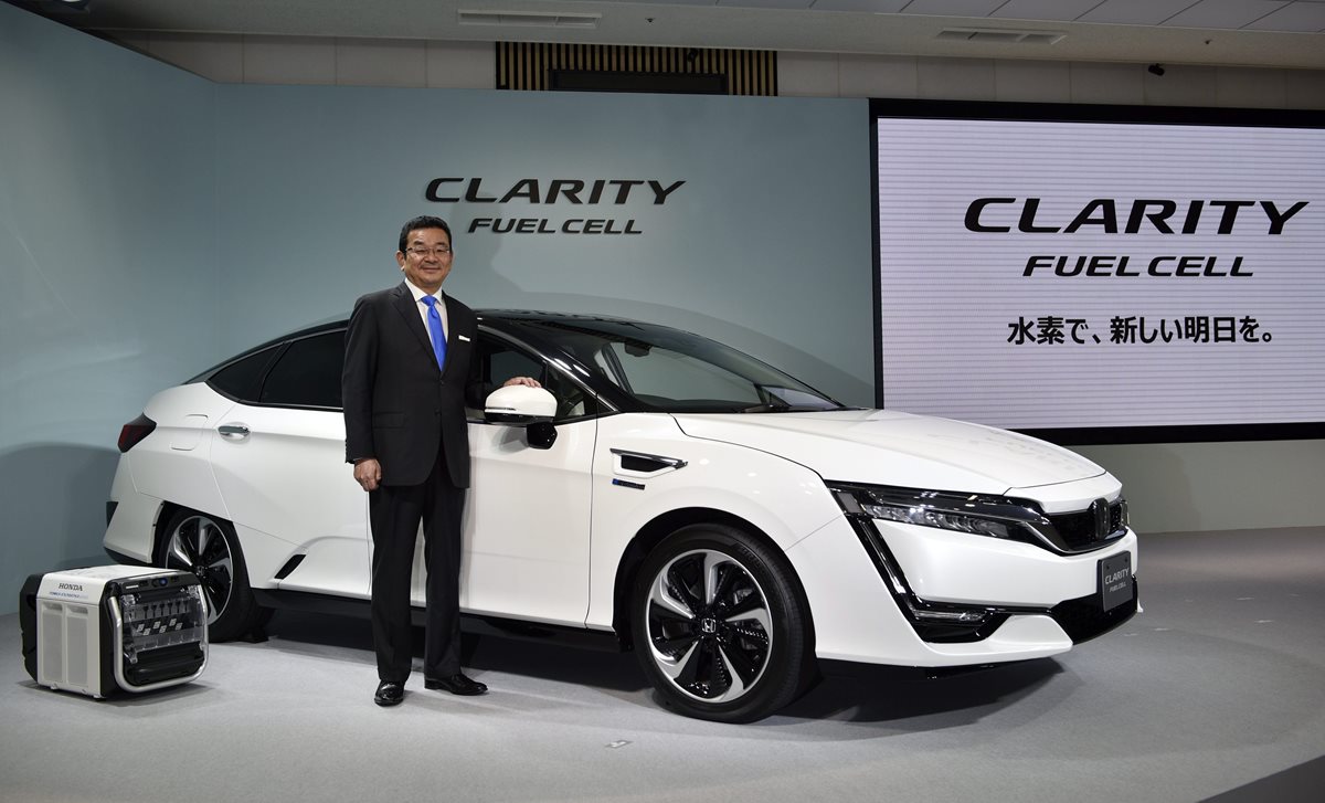 Presidente de Honda durante la presentación del nuevo Clarity Fuel Cell (Foto Prensa Libre: EFE)