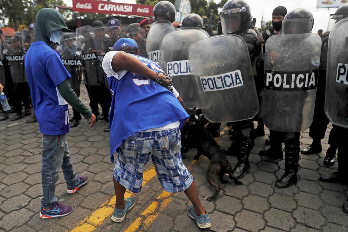 Policías antimotines trataron de impedir que la marcha "Rescatemos la Patria" en contra del presidente Daniel Ortega continuara (Foto Prensa Libre: EFE)