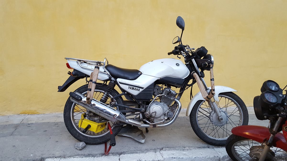 A esta motocicleta le colocaron cepo en Antigua Guatemala, durante el recorrido del cortejo procesional de La Merced, el domingo pasado. (Foto Prensa Libre: Julio Sicán)