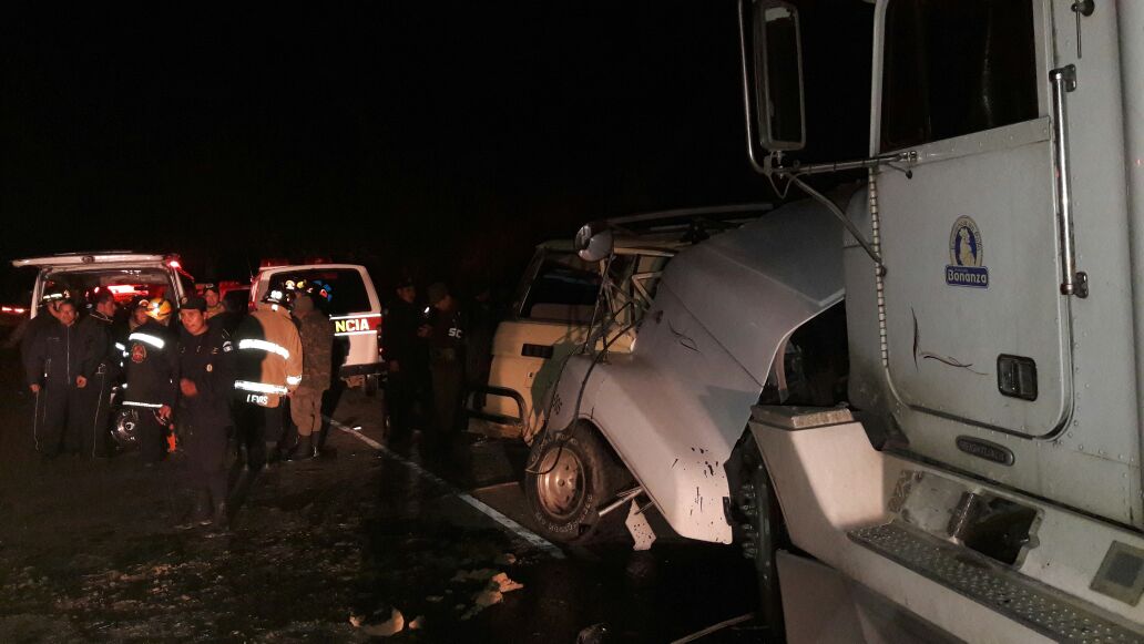 Bomberos Voluntarios en el lugar del accidente junto a los vehículos involucrados. (Foto Prensa Libre: Óscar Figueroa)