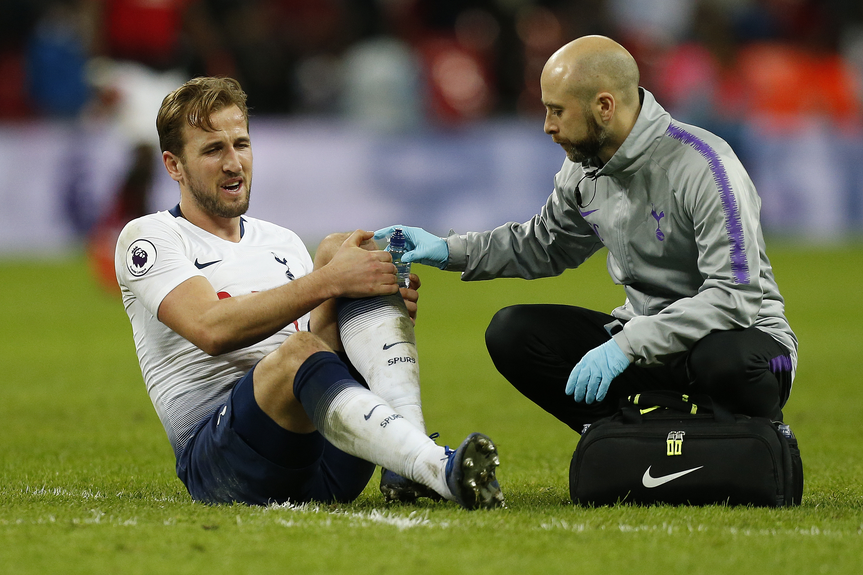 Harry Kane se lesionó en el partido contra el Manchester United. 