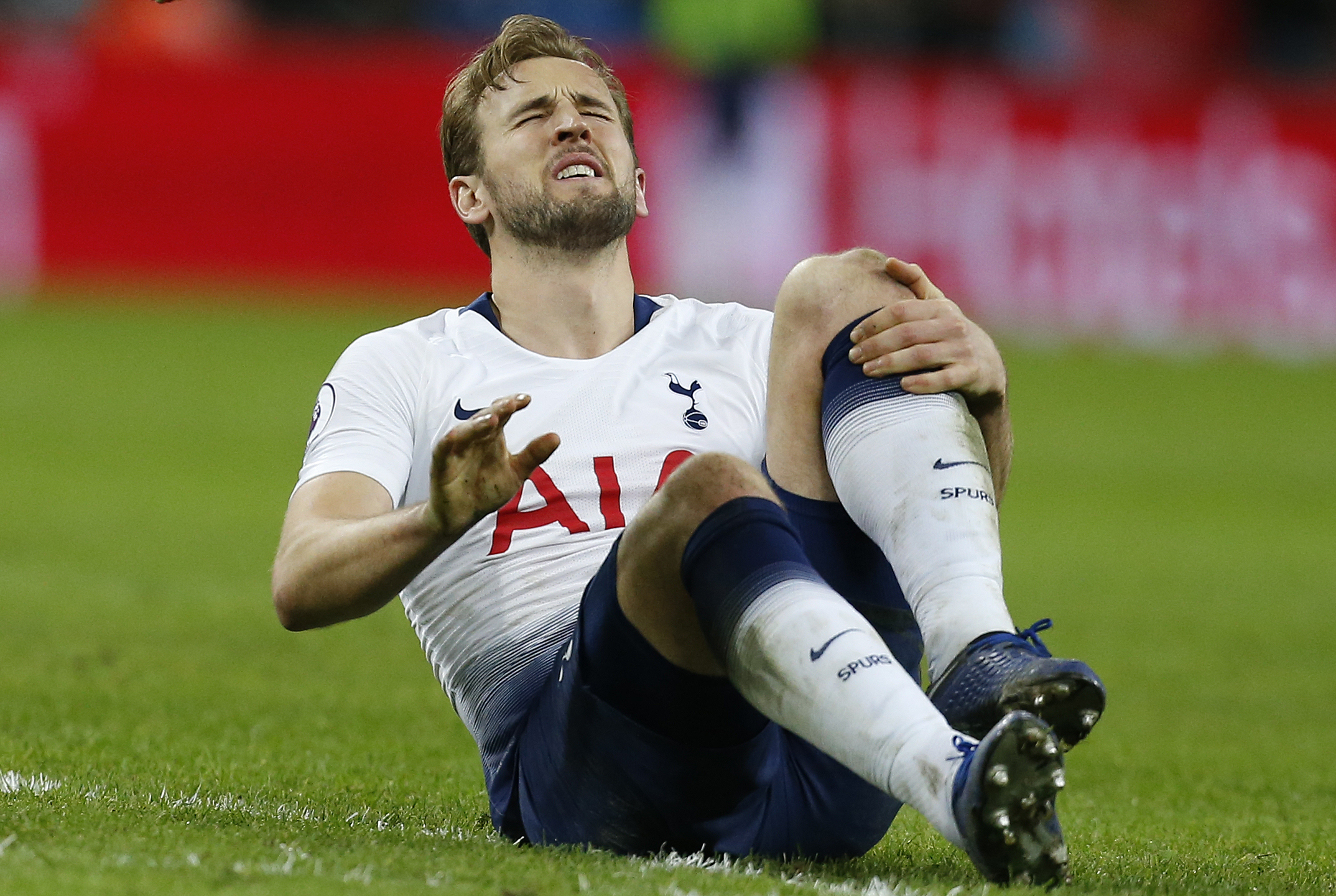 Harry Kane se lamenta después de recibir un fuerte golpe en el partido entre el Manchester United y el Tottenham.