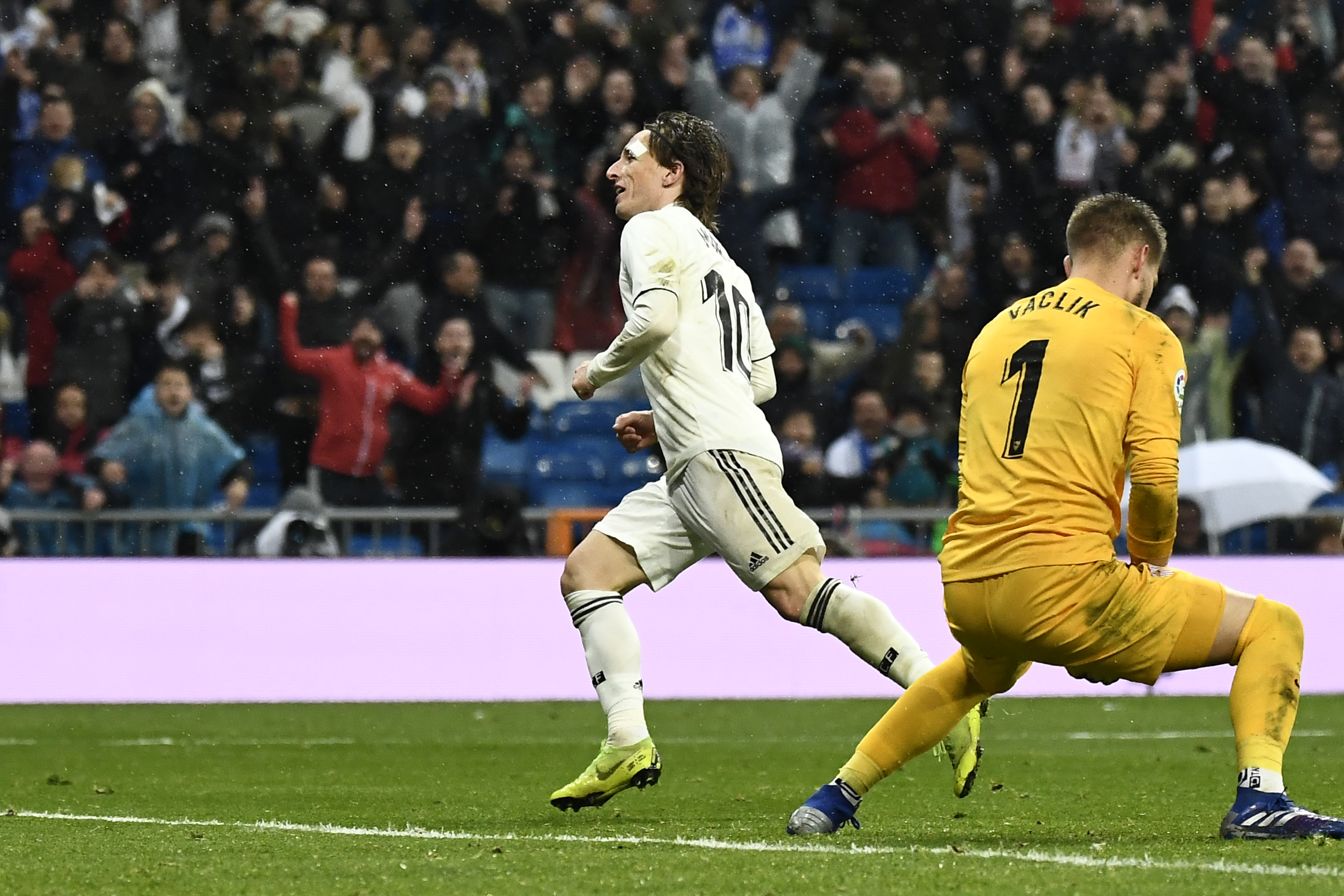 Luka Modric sentenció la victoria del Real Madrid contra el Sevilla, 2-0. (Foto Prensa Libre: AFP)