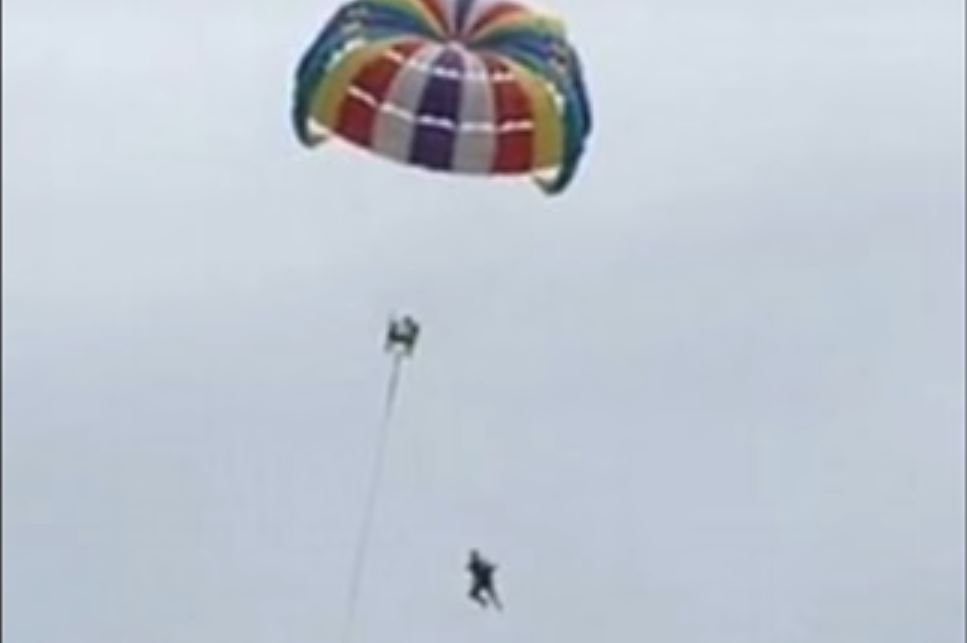 El turista australiano Roger John Hussey murió luego de una caída de unos 30 metros, en Kata Beach, Tailandia. (Foto Prensa Libre: Youtube)