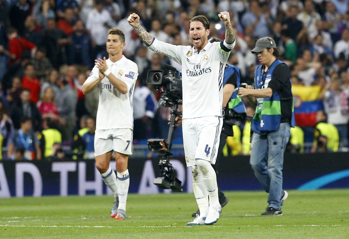 Sergio Ramos celebra la victoria al final del partido en el Santiago Bernabéu. (Foto Prensa Libre: Reuters)