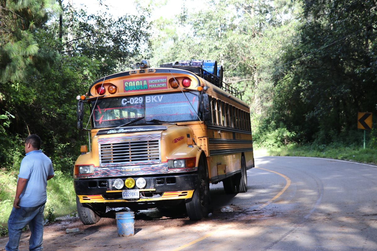 En este bus viajaban los estudiantes afectados. (Foto Prensa Libre: Héctor Cordero)