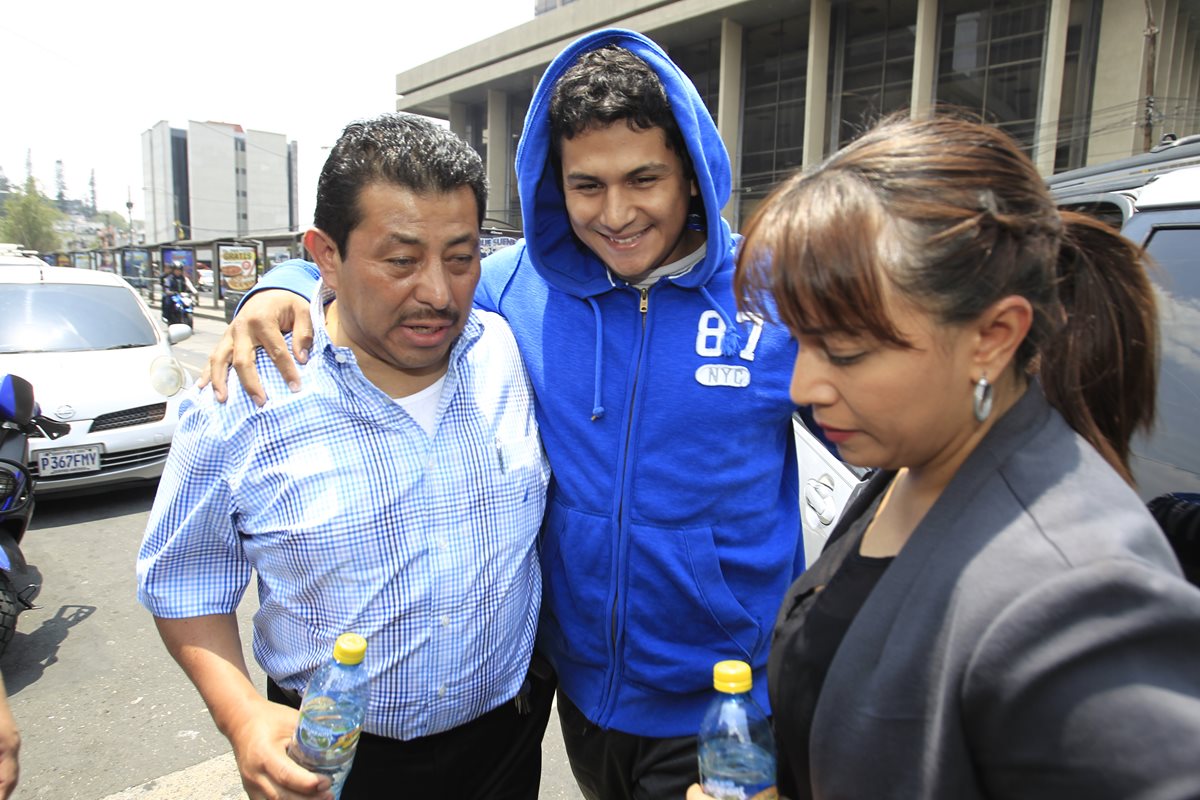 Jabes Emanuel Meda Maldonado, sospechosos por la muerte de la estudiante Brenda Viviana Domínguez, se presentó de manera voluntaria a la Torre de Tribunales. Allí fue capturado por la Policía. (Foto Prensa Libre: Hemeroteca)