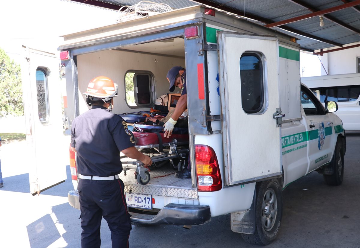 Bomberos brindan atención al menor herido de bala en Sumpango. (Foto Prensa Libre: Víctor Chamalé).