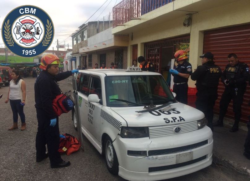 Ataque en zona 6 dejó al piloto de un taxista herido. (Foto Prensa Libre: CBM)