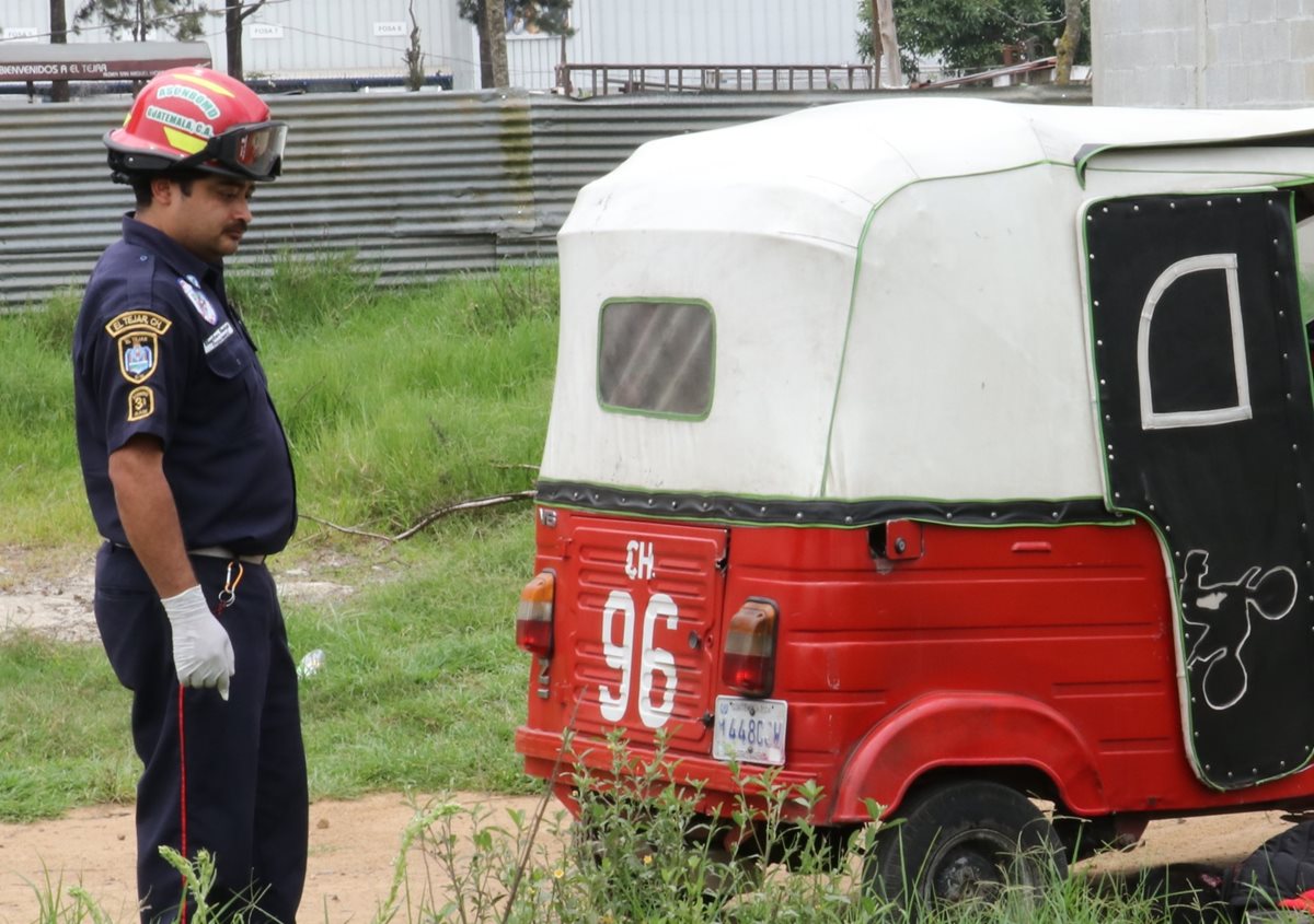 Un socorrista junto al mototaxi donde viajaba Jonatán de la Cruz. (Foto Prensa Libre: Víctor Chamalé)