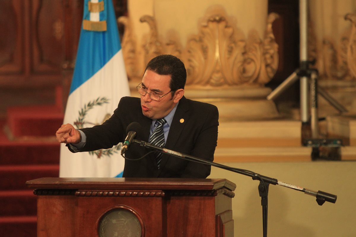 El presidente Jimmy Morales envió un mensaje en Facebook para aclarar su política de reforma fiscal. (Foto Prensa Libre: Esbin García)