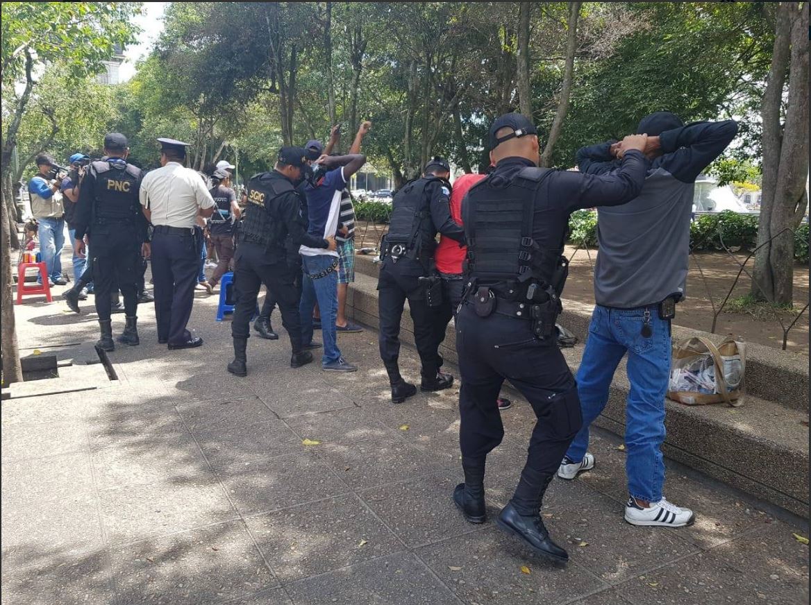 Agentes efectúan registros en los parques y áreas de recreación metropolitanos en busca de drogas y otros ilícitos. (Foto: PNC)