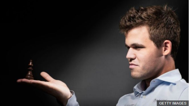 Carlsen ha defendido con éxito su título mundial desde que lo ganó por primera vez en 2013. (Foto Prensa Libre: BBC News Mundo)