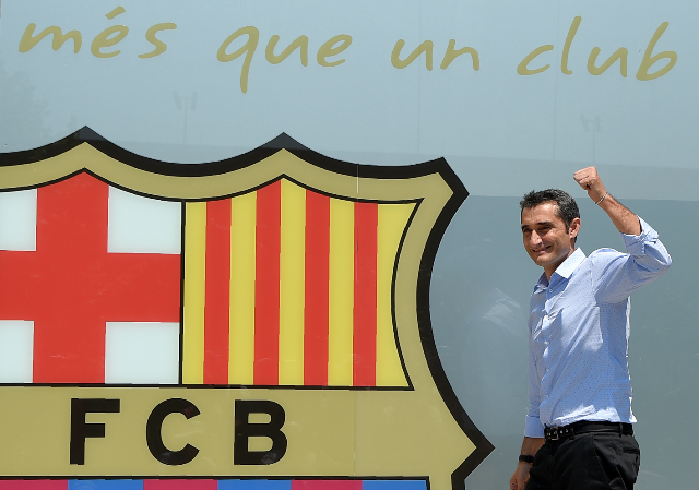 El nuevo técnico del FC Barcelona, Ernesto Valverde ya se encuentra en la ciudad para afrontar un nuevo reto en su carrera. (Foto Prensa Libre: AFP)