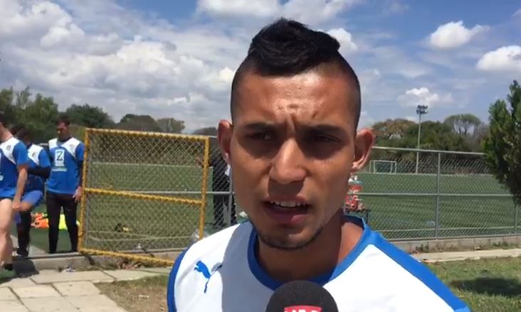 Jorge Aparicio al finalizar el entrenamiento de los albos, habló de los retos con el equipo. (Foto Prensa Libre: Captura de Pantalla Video La Red)