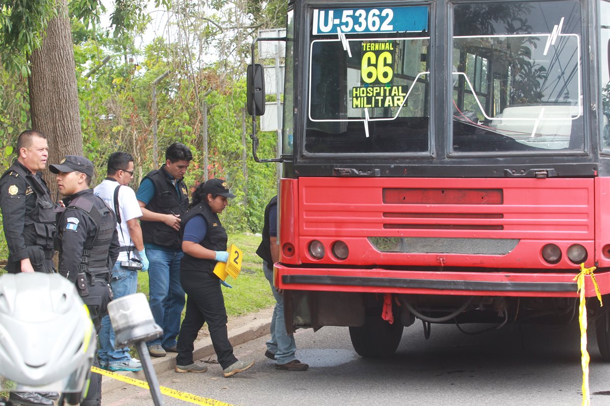 Los ataques contra el transporte ocurren en determinadas líneas o rutas y en parte se debe a que no se ha regularizado el modelo de negocio de ese servicio. (Foto Prensa Libre: Hemeroteca PL)