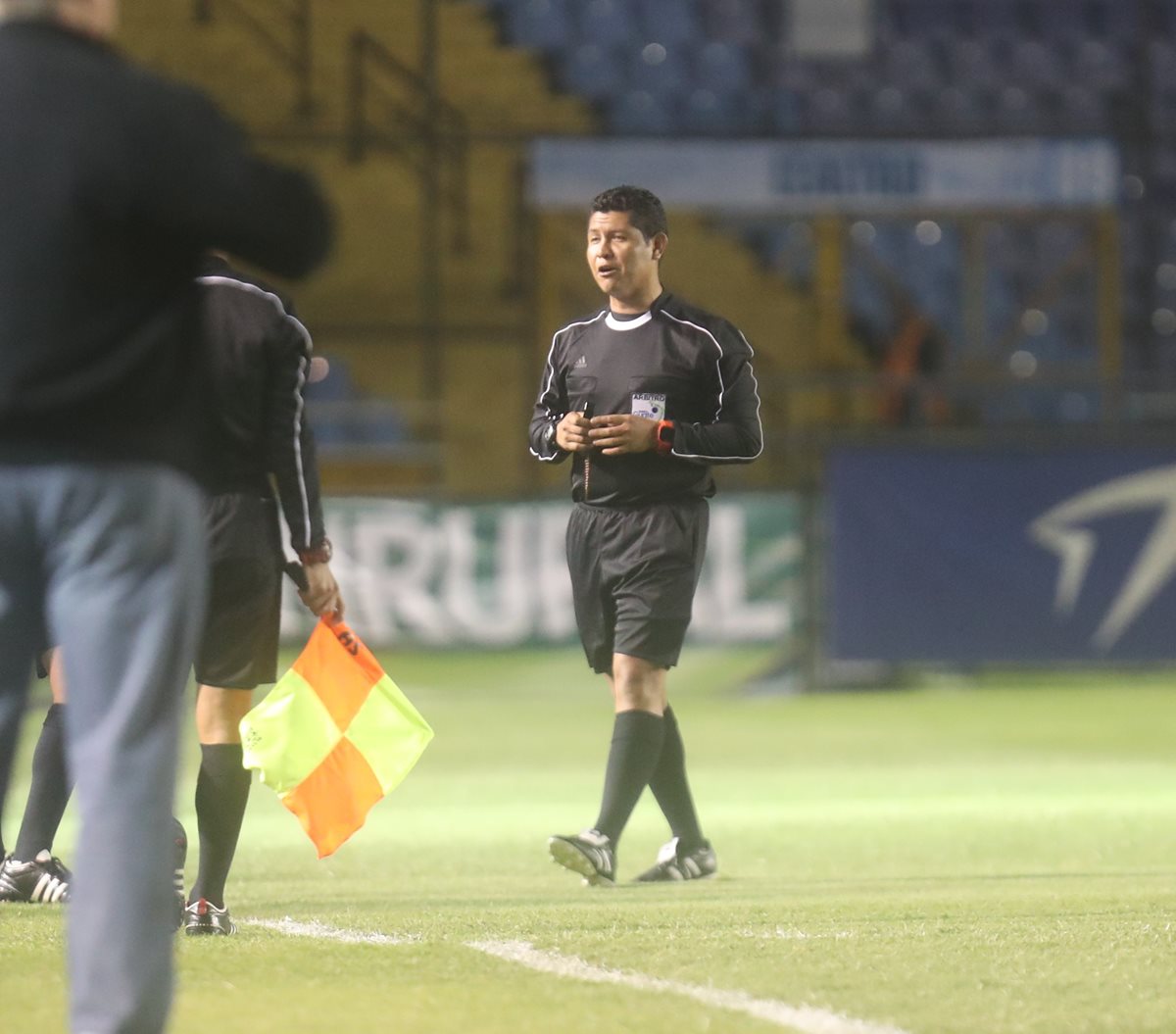 El árbitro Mario Ramírez será el árbitro en el clásico 301. (Foto Prensa Libre: Eddy Recinos)