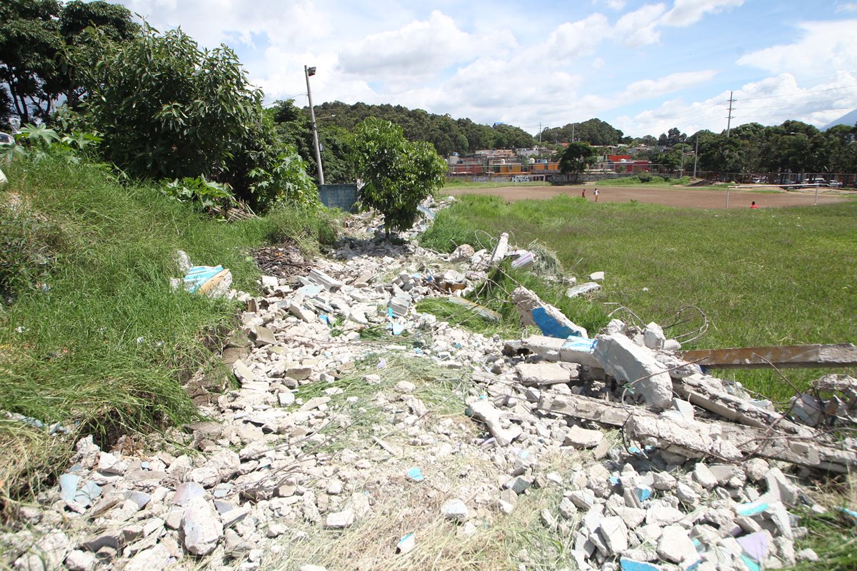 Parte del muro perimetral derribado y que rodea la colonia Eureka. (Foto Prensa Libre: Érick Ávila)