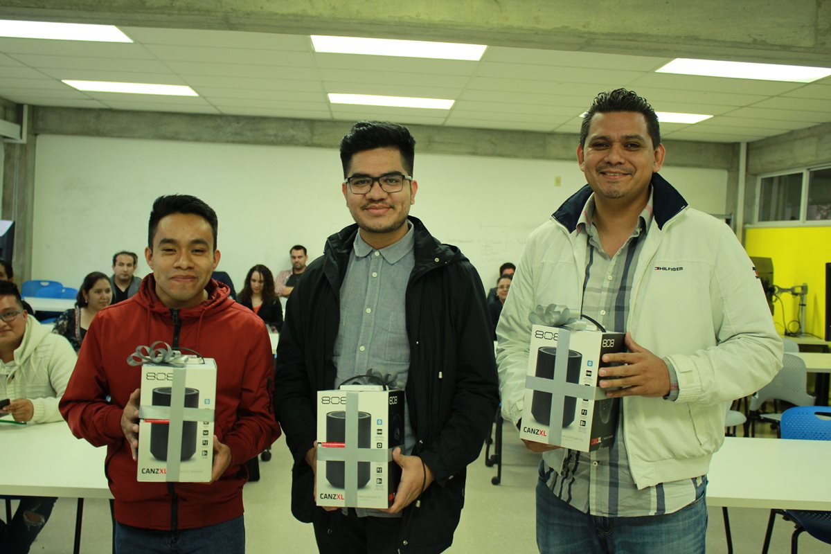 Diseñadores Carlos Lorenzana, José Salguero y Johany Cúmes conformaron el equipo ganador del diseño del emblema de Quetzal-1. (Foto Prensa Libre, cortesía de Víctor Ayerdi).