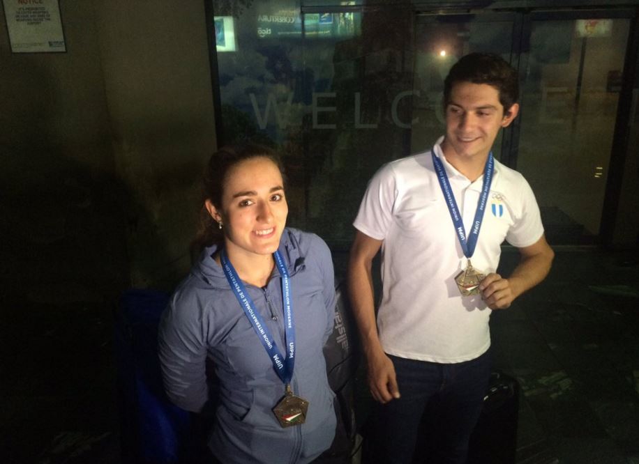 Isabel Brand y Charles Fernández a su llegada a Guatemala el martes por la noche. (Foto Prensa Libre: Cortesía COG).