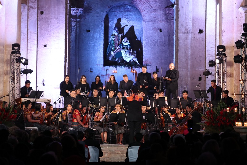 El recital navideño estuvo a cargo de la Orquesta Sonidos de Esperanza con su pianista Yahaira Tubac y la soprano María de León. (Foto Prensa Libre: Renato Melgar)