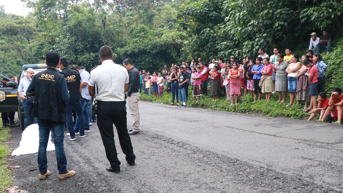 Vecinos de Pueblo Nuevo, Suchitepéquez, están asombrados por el hallazgo del cuerpo de Darling Leticia Rodas Juárez. (Foto Prensa Libre: Cristian I. Soto)