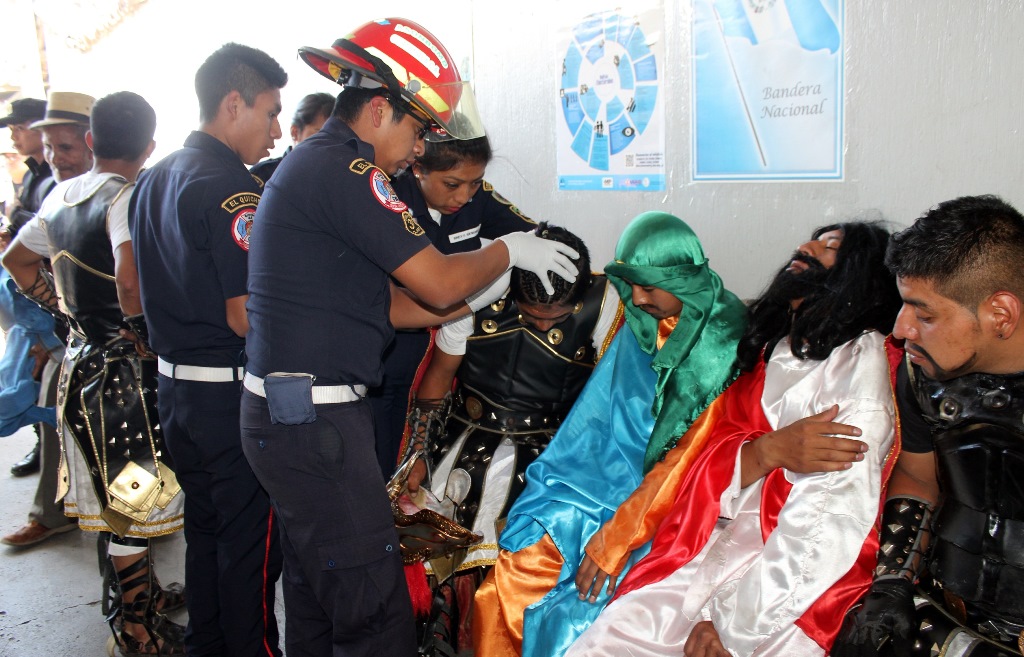 Socorristas atienden a actores de la Pasión de Cristo que fueron agredisdos por automovilista, en Santa Cruz del Quiché. (Foto Prensa Libre: Óscar Figueroa)