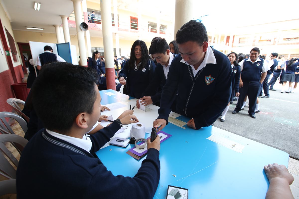 Cada año se incorporan a la población económica activa unas 300 mil personas. (Foto Prensa Libre: Hemeroteca) 