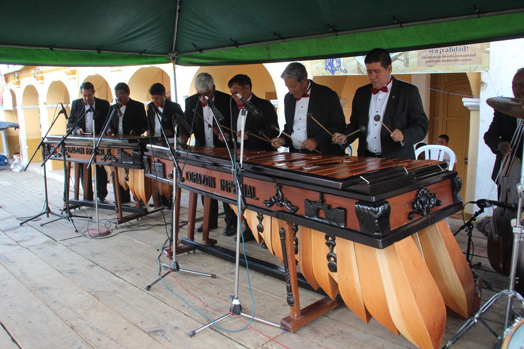 Celvin Donaldo Jerónimo –primero de la derecha – durante una presentación en Huehuetenango. (Foto Prensa Libre: Mike Castillo).