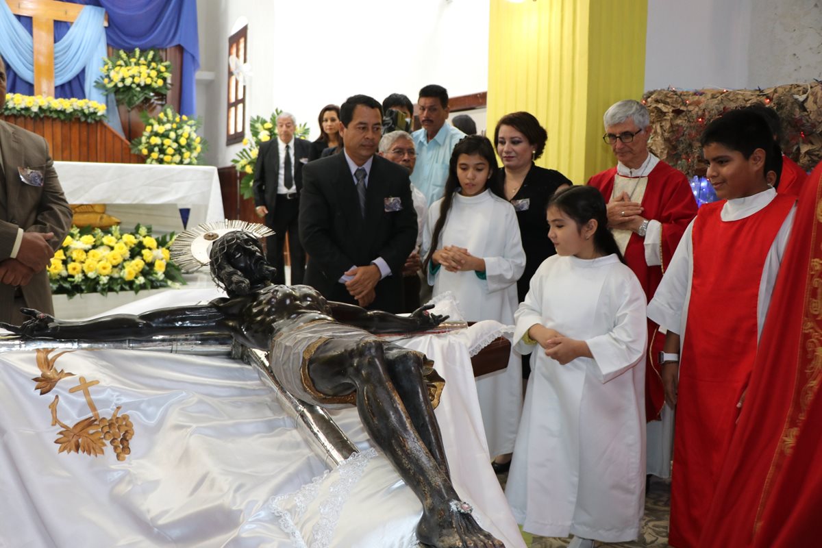 Con fe y devoción fieles visitan desde primera hora de este sábado la catedral Nuestra Señora de los Remedios y San Pablo del Itzá, en Ciudad Flores, para venerar la imagen del Cristo Negro. (Foto Prensa Libre: Rigoberto Escobar)