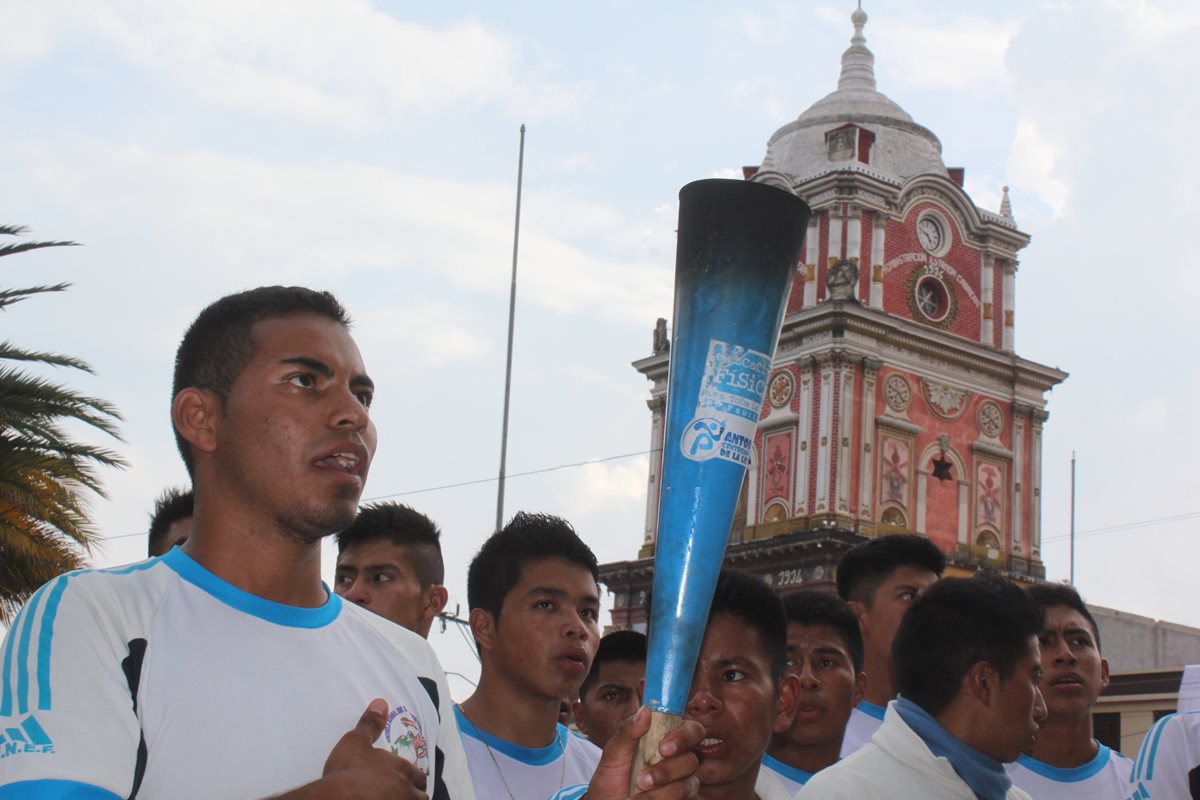 Jóvenes reciben antorcha de independencia en la cabecera de Sololá. (Foto Prensa Libre: Ángel Julajuj)