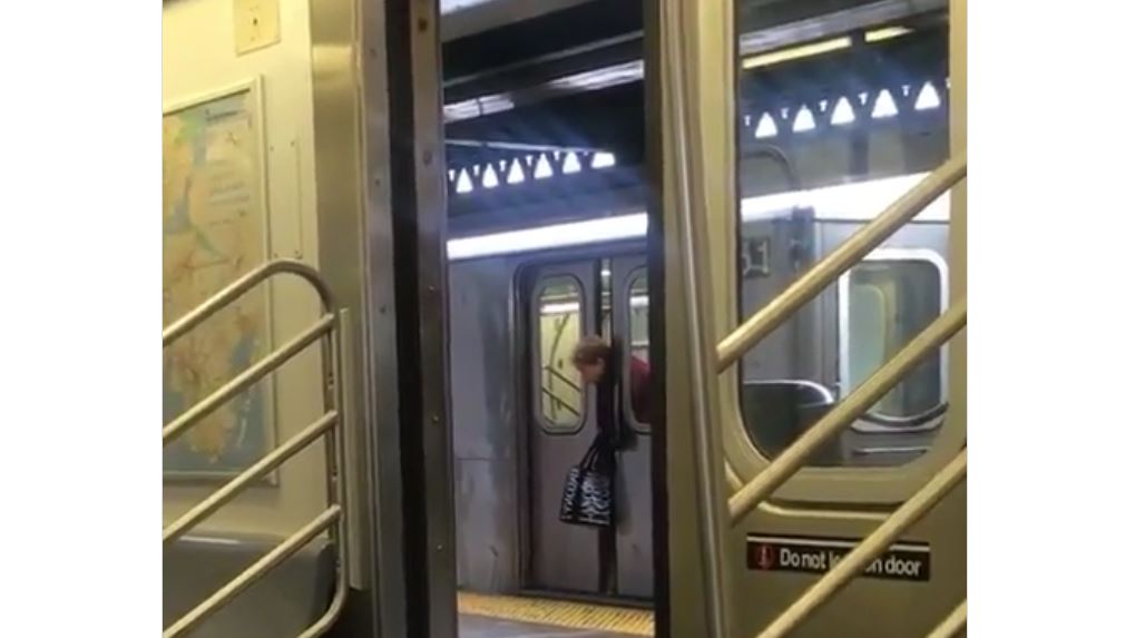 Una mujer quedó atrapada en la puerta de un metro en la estación de Bronx varios minutos, sin recibir ayuda. (Foto Prensa Libre: Internet)