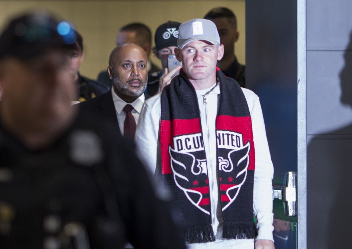 El delantero Wayne Rooney en el momento de llegar a Washington para jugar con el DC United. (Foto Prensa Libre: AFP).