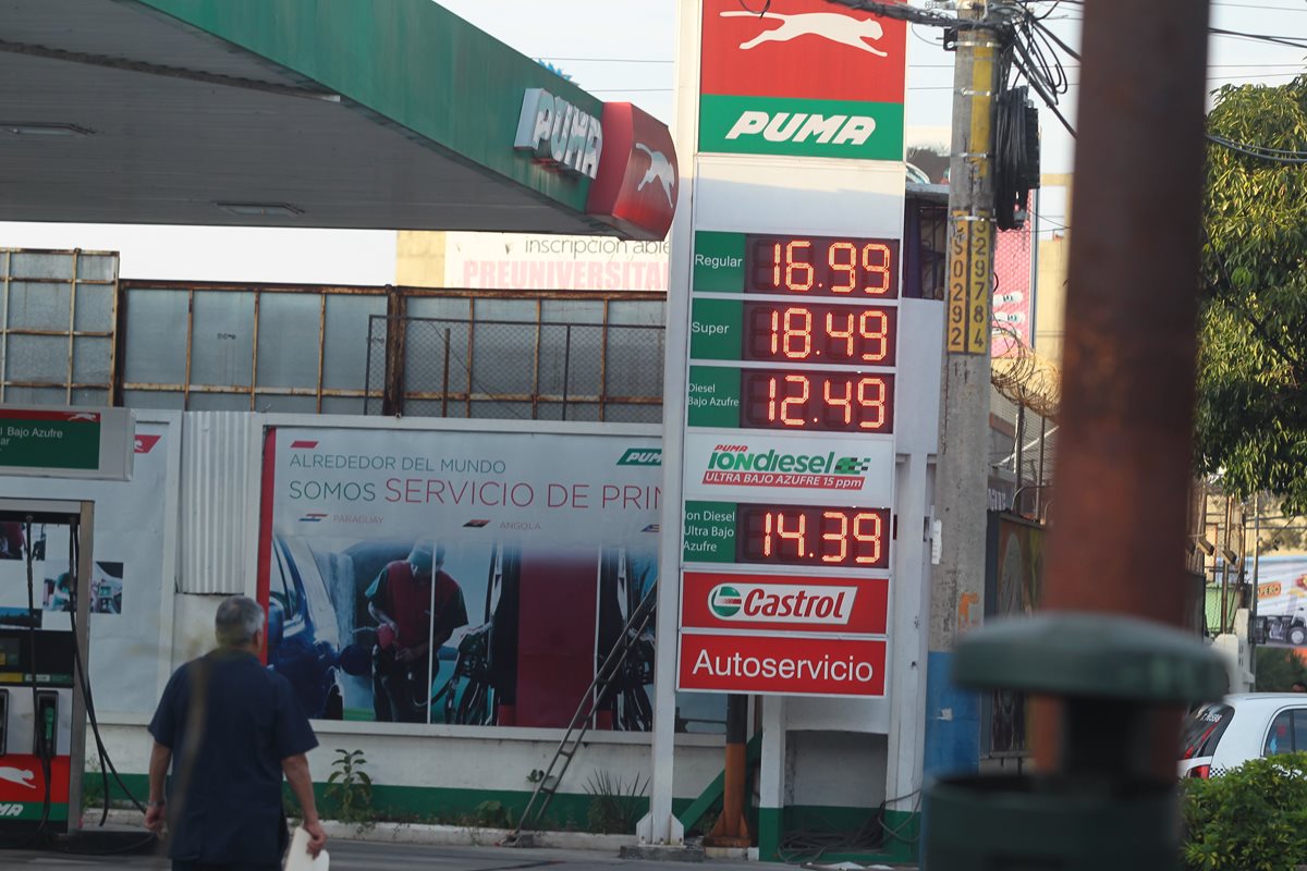 Los precios de los combustibles cayeron 30 centavos de quetzal. (Foto Prensa Libre: Álvaro Interiano).