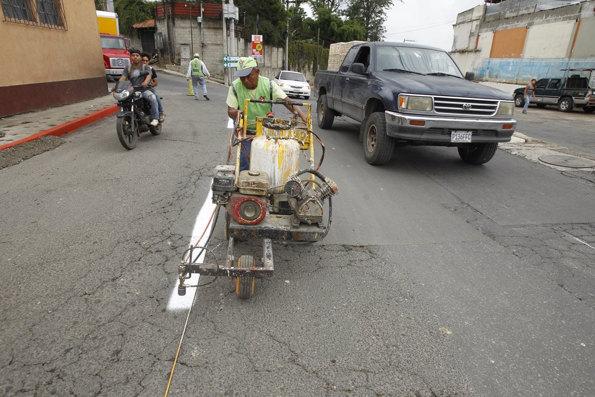 Un trabajador de la comuna, durante las tareas de ampliación del bulevar. (Foto Prensa Libre: Paulo Raquec)