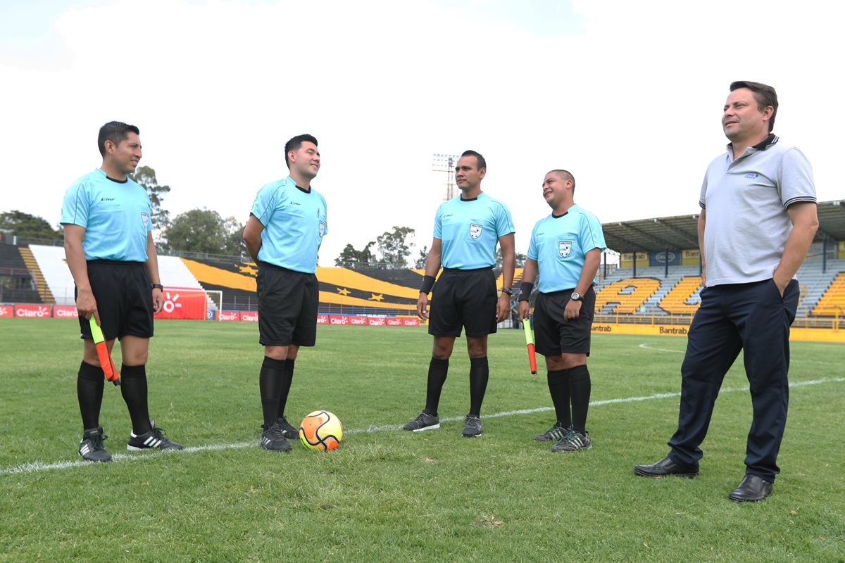 La cuarteta arbitral junto al comisario del partido cumplieron con el protocolo para dictaminar por finalizado el juego por incomparecencia de Quiriguá. (Foto Prensa Libre: Jorge Ovalle)