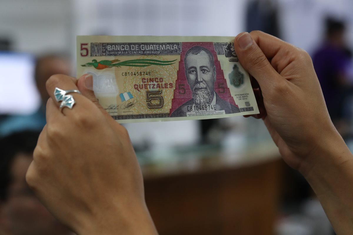 El billete a base de polímero se introdujo en la economía el 18 de noviembre del 2008 y se retirará en el 2020. (Foto Prensa Libre: Paulo Raquec)