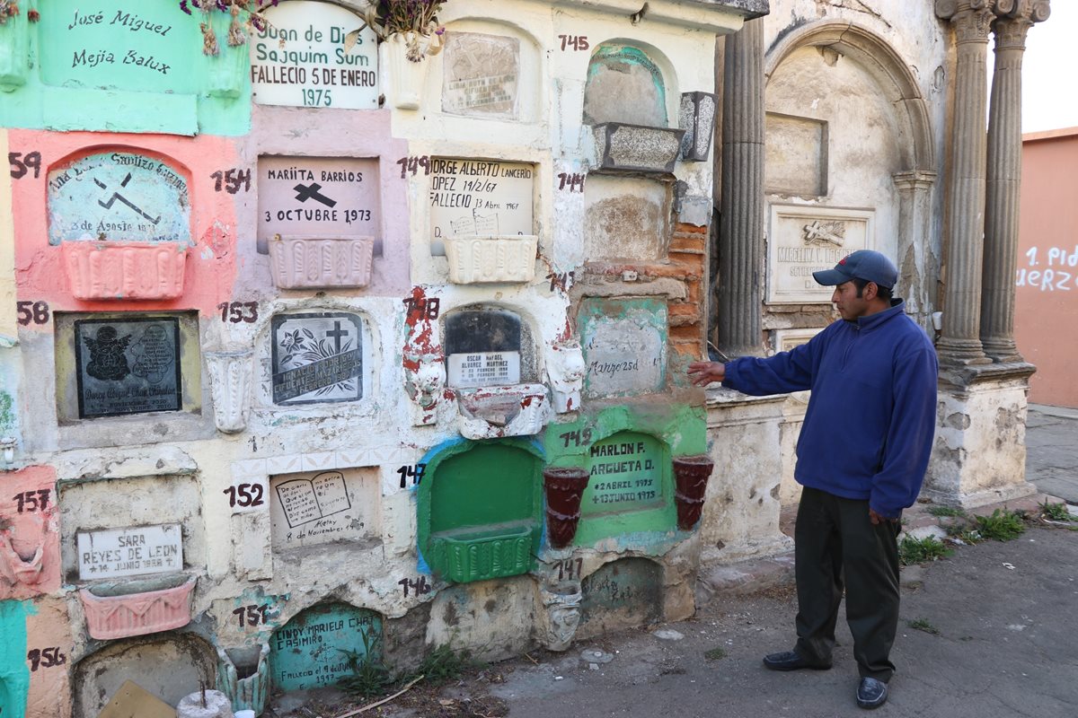 Familiares de difuntos recorren el sector de nichos del Cementerio General de Xela, en el cual ya no hay espacio disponible. (Foto Prensa Libre: Carlos Ventura)