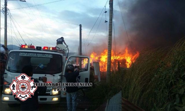 Un incendio afecta una recicladora ubicada en la ruta al Pacífico, en el km 22.5, y socorristas trabajan en sofocar el fuego. (CBMDEPTAL)