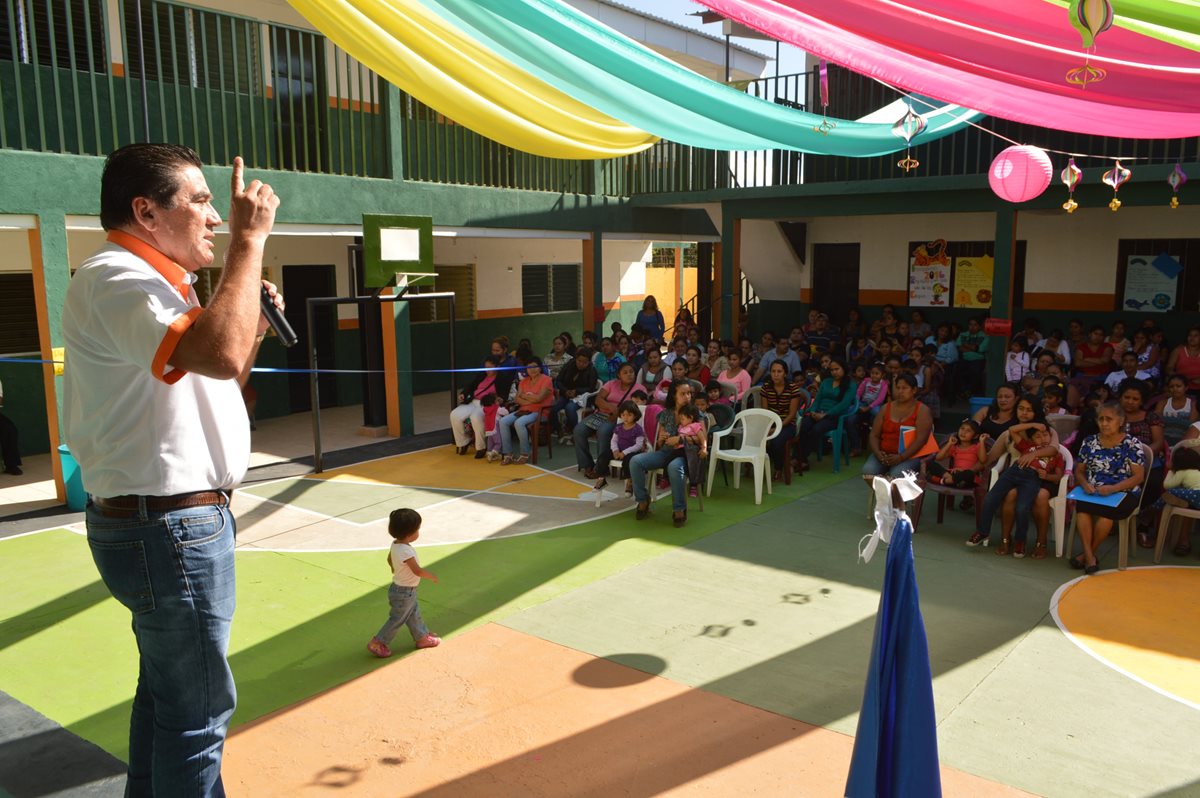 Rubelio Recinos, durante la inauguración del ciclo escolar 2016. (Foto Prensa Libre: Oswaldo Cardona)