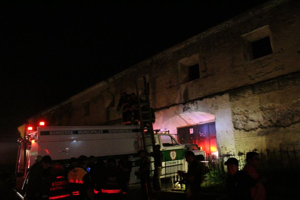 Socorristas utilizan escaleras para rescatar a pareja de novios atrapados en las ruinas de Santa Teresa, Antigua Guatemala. (Foto Prensa Libre: Noti Prensa Sacatepéquez)