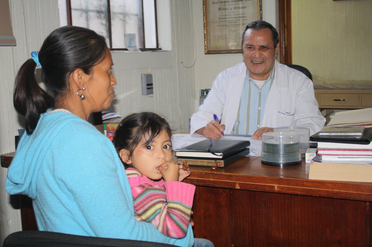 El doctor Caballeros, como se conoce en Sololá, atiende a una de sus pacientes en su clinica. (Foto Prensa Libre: Ángel Julajuj)